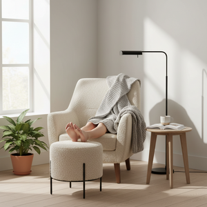 Gråbrun puff i imitert lammeskinn plassert ved lenestol