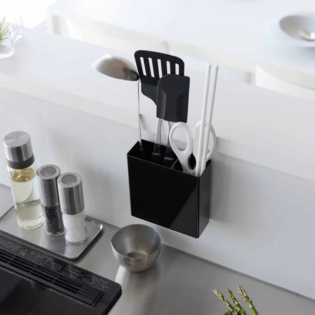 Flytende kjøkkenoppbevaring i plast med to separate rom til redskaper