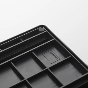 Svart kjøkkenorganizer til lokk, panner og tallerkener stående