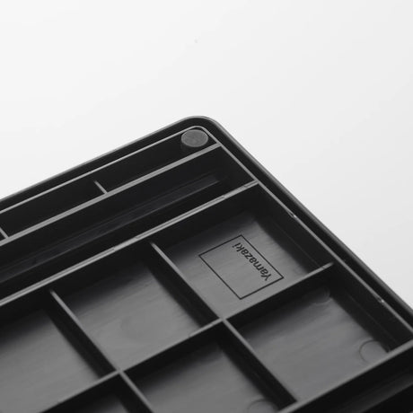 Svart kjøkkenorganizer til lokk, panner og tallerkener stående