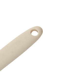 Nærbilde av beige silikonhåndtak med praktisk hull for oppheng av slikkepotten.