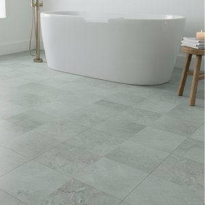 Selvklebende fliser Amsterdam grønn betonglook lagt på gulv