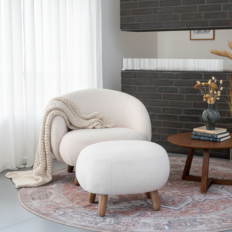 Savona stolsett plassert i lyst interiør med myke former