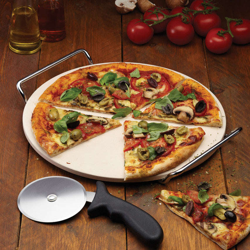 Pizzastein i keramikk med serveringsstativ og pizzahjul 33 cm