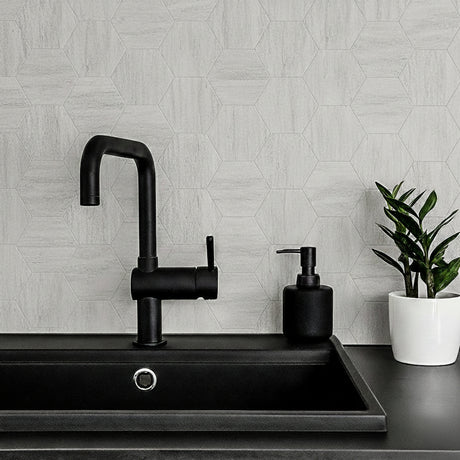 Selvklebende sekskantfliser i lys grå steinlook – moderne veggfliser som passer perfekt på kjøkken eller bad for et stilrent og tidløst uttrykk.