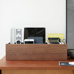 Svart oppbevaringsløsning med trepanel for ryddig bord og benk