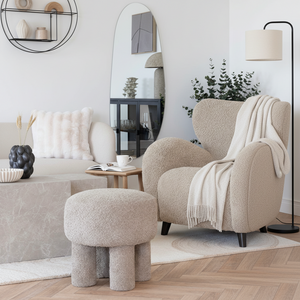 Teddy puff i mørk sand som gir rommet mer varme og tekstur