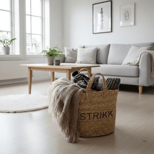 Flettet kurv med håndtak til strikkepinner, garnnøster og pledd