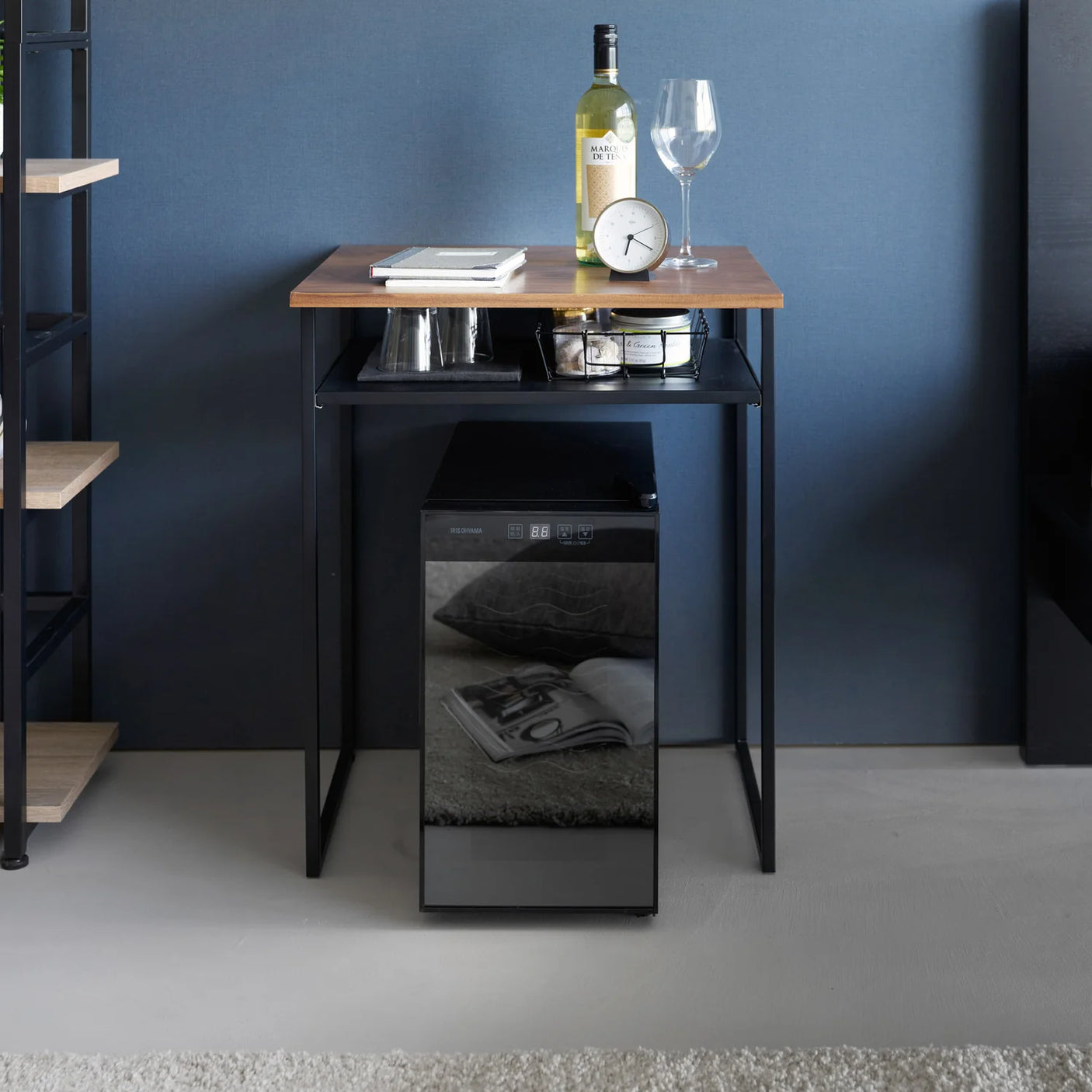 Sidebord med uttrekkbar oppbevaringshylle og plass under bordet