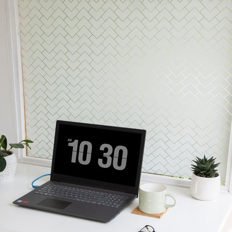 Vindusfolie med geometrisk chevron-struktur til bad og soverom
