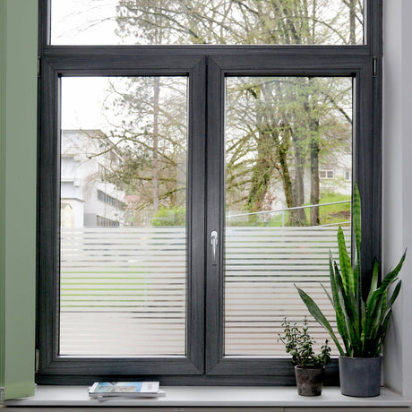 Privacy vindusfolie montert på badevinduer med naturlig lysinnslipp
