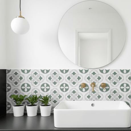Clara grønn selvklebende veggfliser som backsplash bak baderomsvask med rundt speil og messingarmaturer