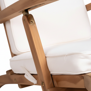 Justerbar dekkstol i naturtre med lys pute til uteplass