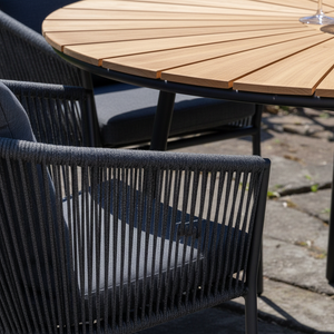 Spisegruppe til terrasse med naturfarget bordplate og mørke utestoler