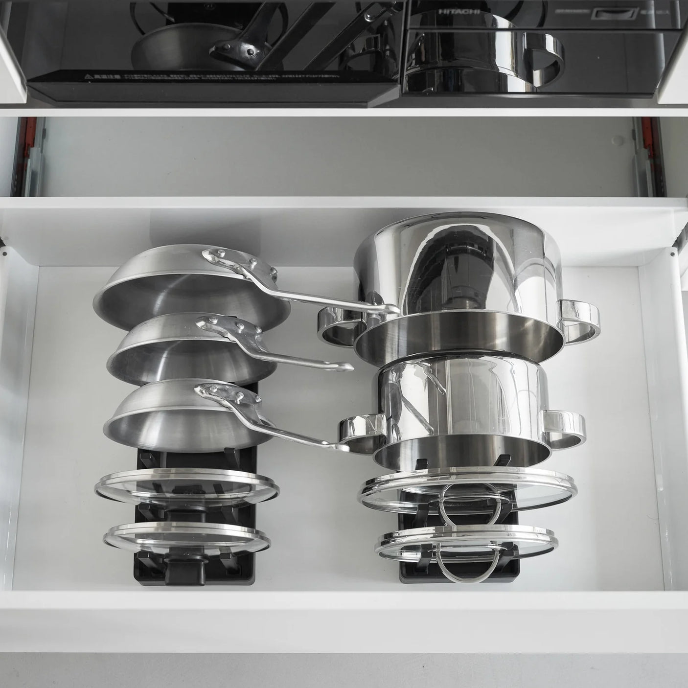 Justerbar gryteholder med silikonbunn for bedre stabilitet