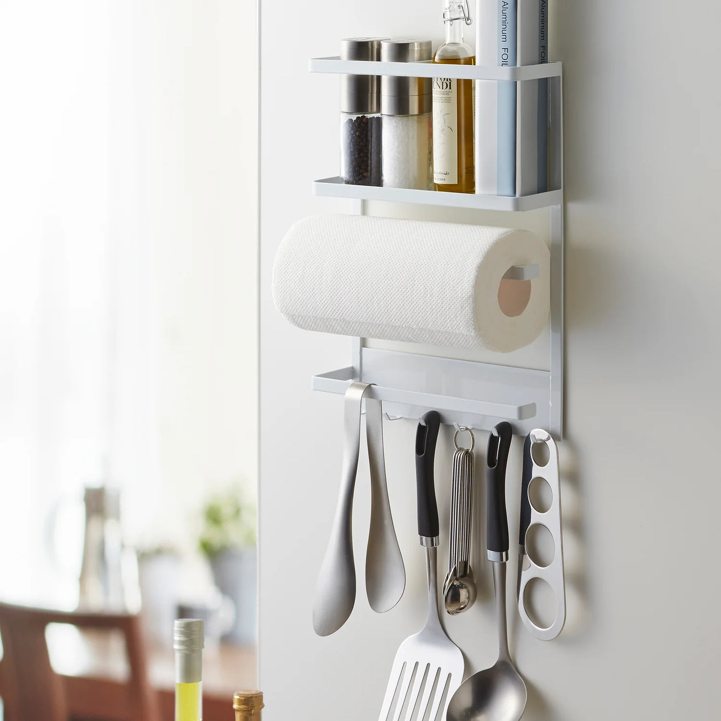 Praktisk kjøkkenoppbevaring på metallflate med magnetisk feste