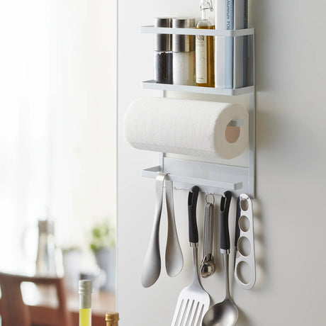 Praktisk kjøkkenoppbevaring på metallflate med magnetisk feste