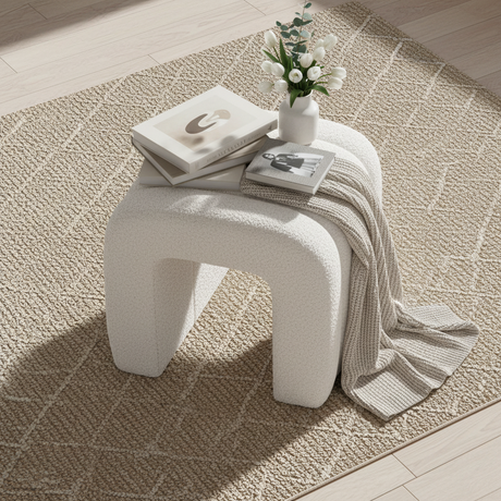 Colma puff i hvit bouclé med buet form