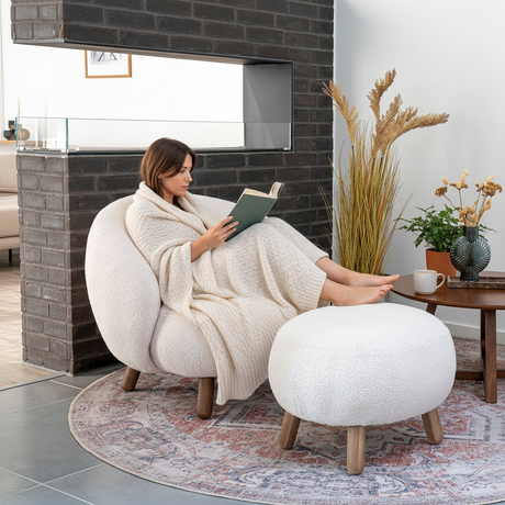 Detaljbilde av teddytekstur på Savona stol og puff