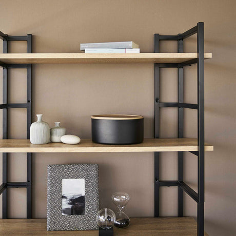 Dyp rund boks med trelokk som også fungerer som oppbevaringsflate