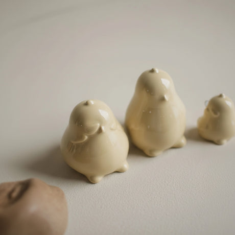 Blank gul keramikkhøne 9 cm høy rund form egnet til borddekorasjon og vinduskarm.

