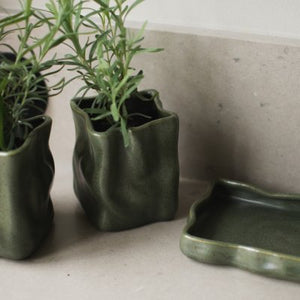 Grønn glasert keramikkpotte til vinduskarm, kjøkken og spisebord