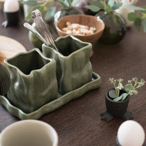 Grønne urtepotter i keramikk med organisk form til kjøkkenbenk