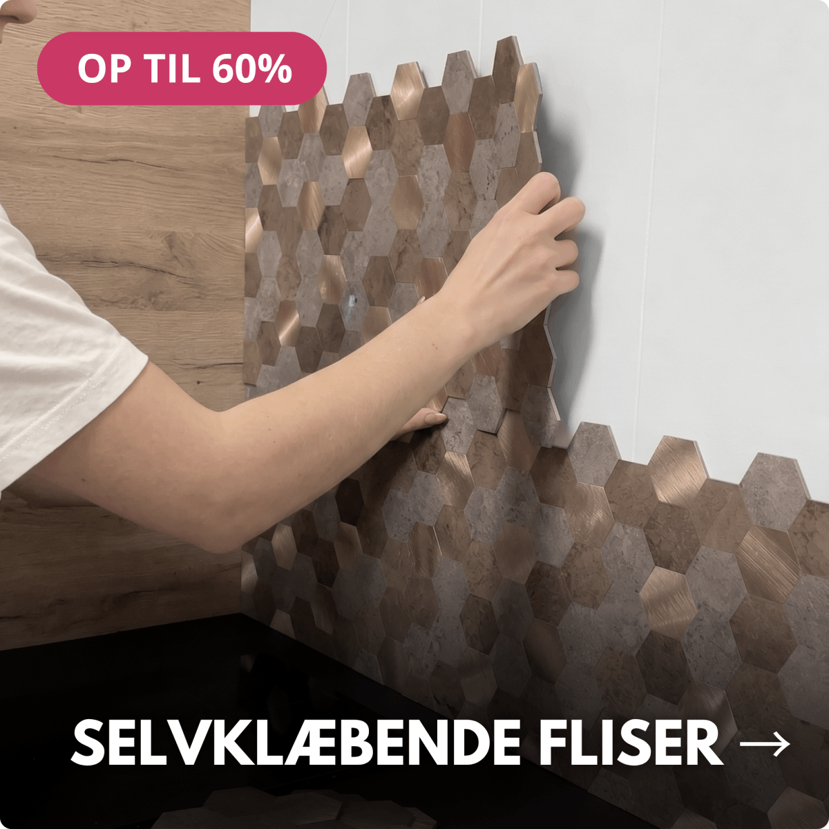 Montering af selvklæbende vægfliser med dekorativt geometrisk mønster til køkken eller badeværelse