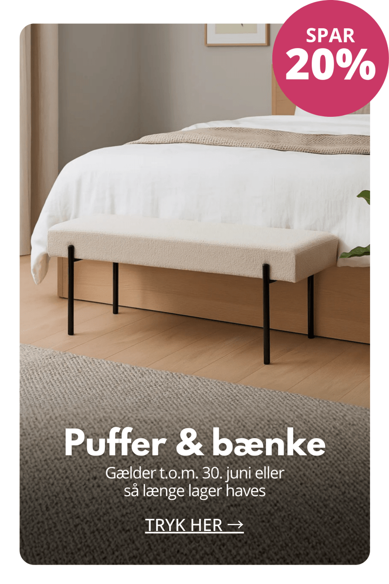 Polstret bænk ved seng i soveværelse med kampagne på puffer og bænke