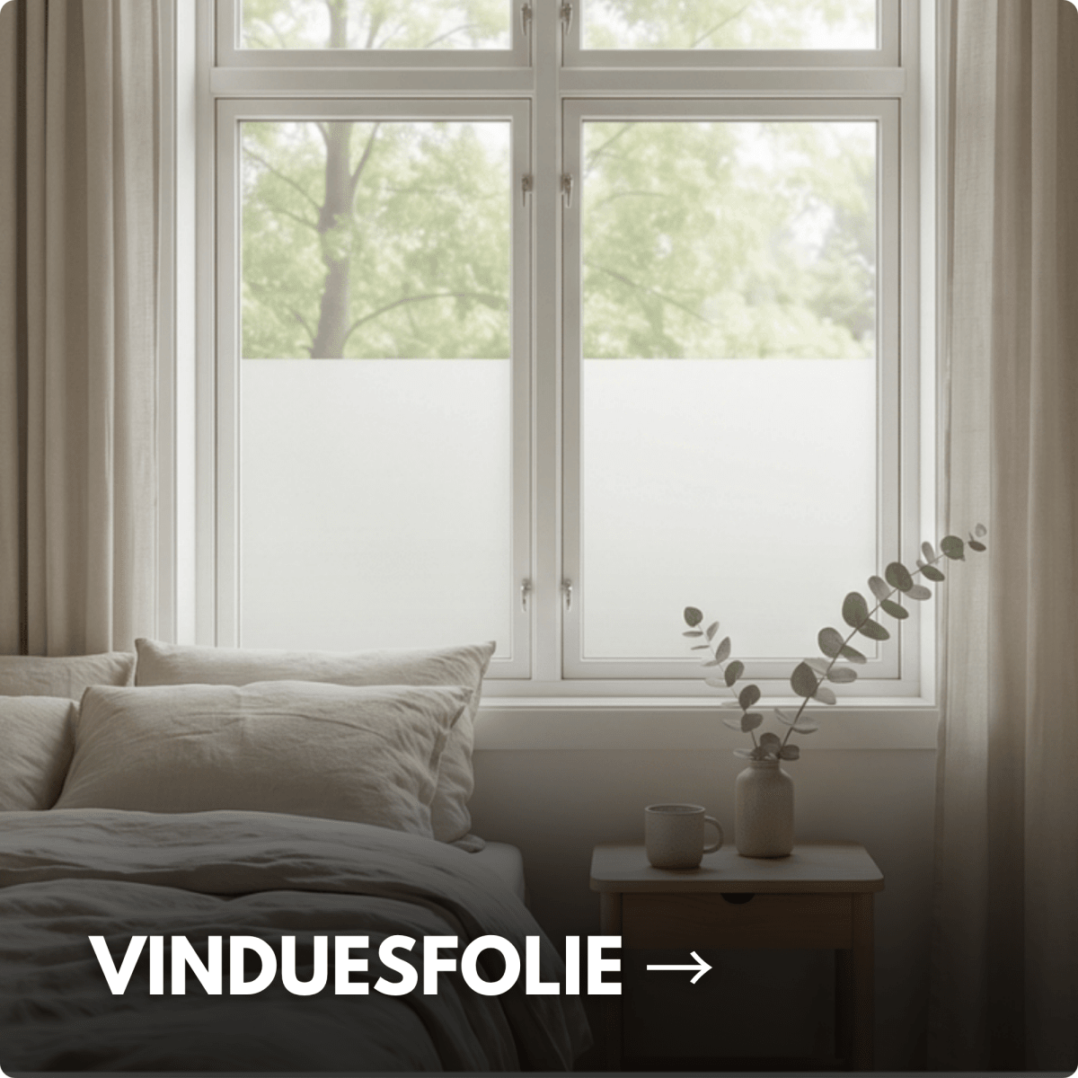 Lys stue med vinduesfolie som giver privatliv uden at reducere det naturlige dagslys