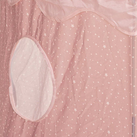 Nærbilde av rundt vindu og rosa tekstil med hvitt stjernemønster på leketelt