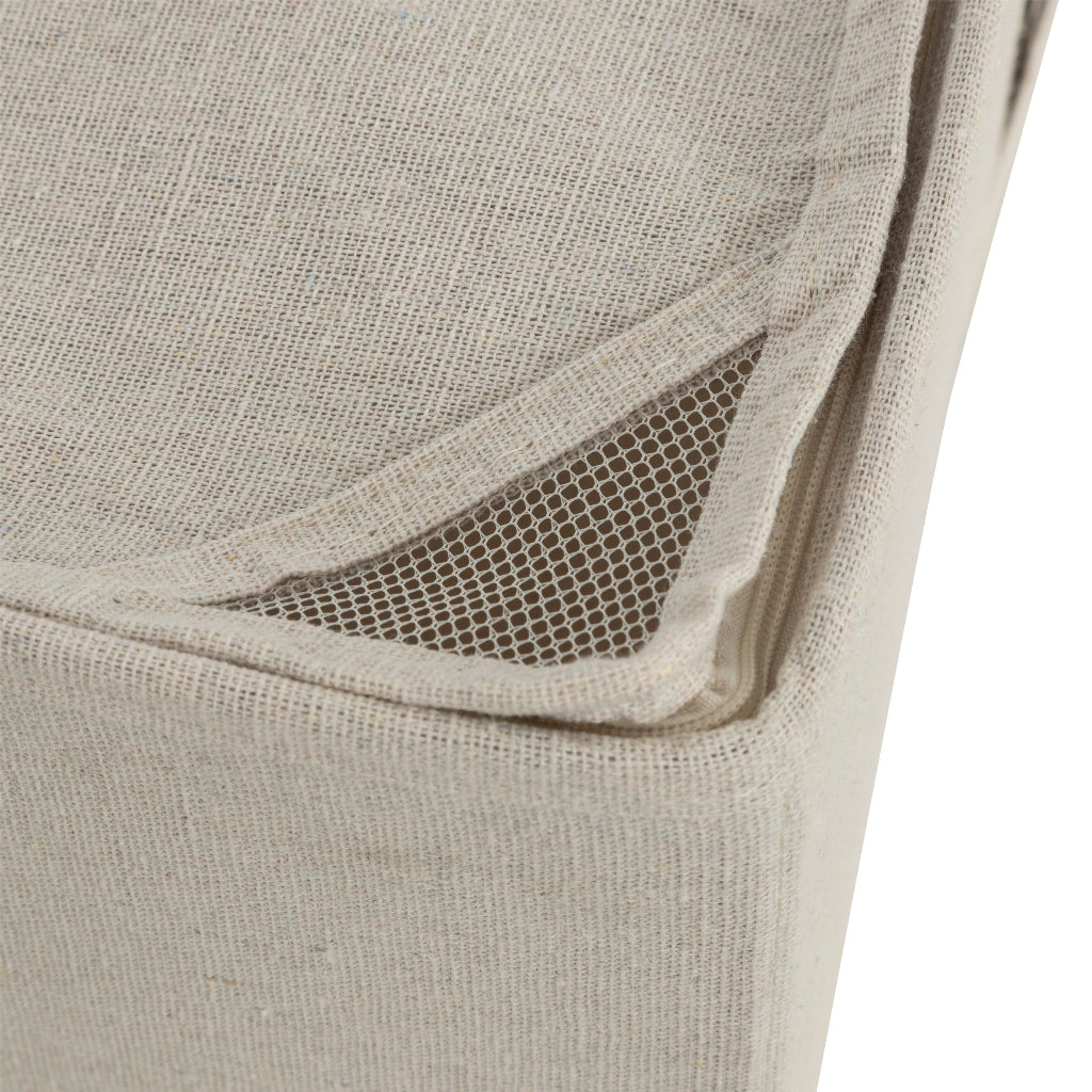 Nærbilde av ventilasjonsåpning i hjørnet på beige oppbevaringsboks, med netting som bidrar til luftsirkulasjon.