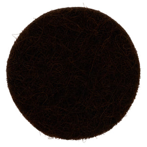 En rund selvklæbende møbelknap i brun filt, diameter 2,8 cm.