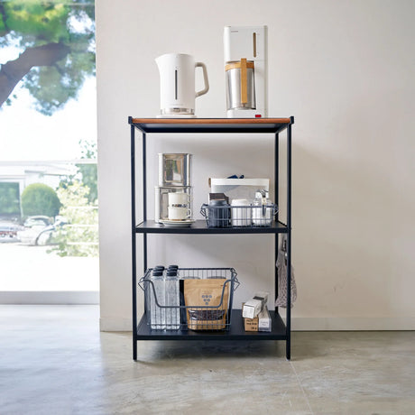 Sort oppbevaringshylle med tre nivåer til kjøkkenapparater og oppbevaring