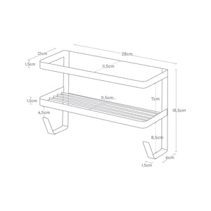 Hvit vaskeromshylle for vaskemiddel og småting på metallflate