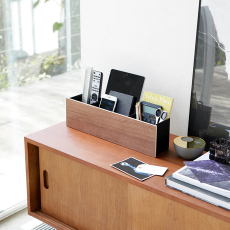 Svart bordorganizer med trefront og skillevegger til småting