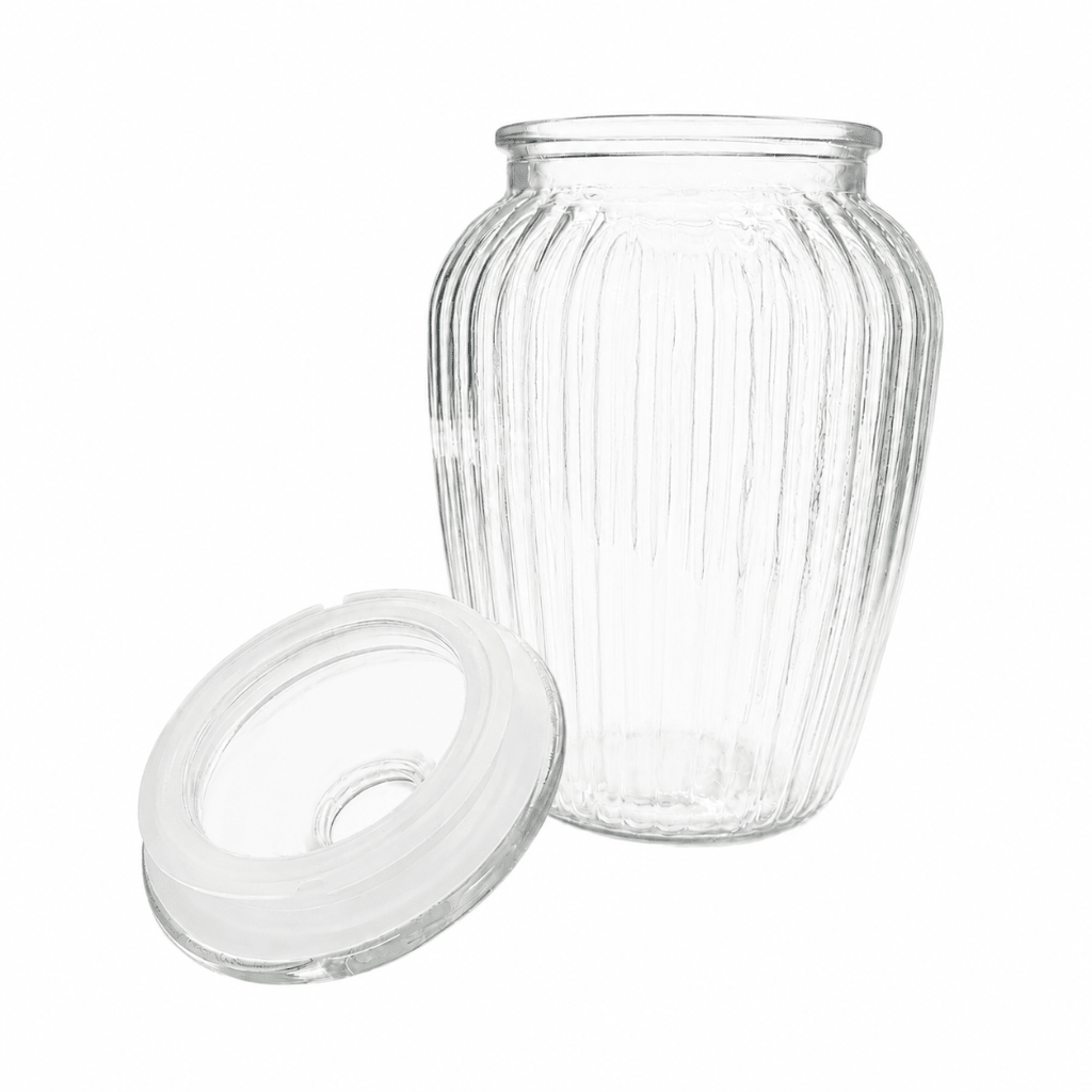 Gjennomsiktig, riflet glasskrukke med avtakbart glasslokk og hvit tetningsring, vist åpen på hvit bakgrunn.