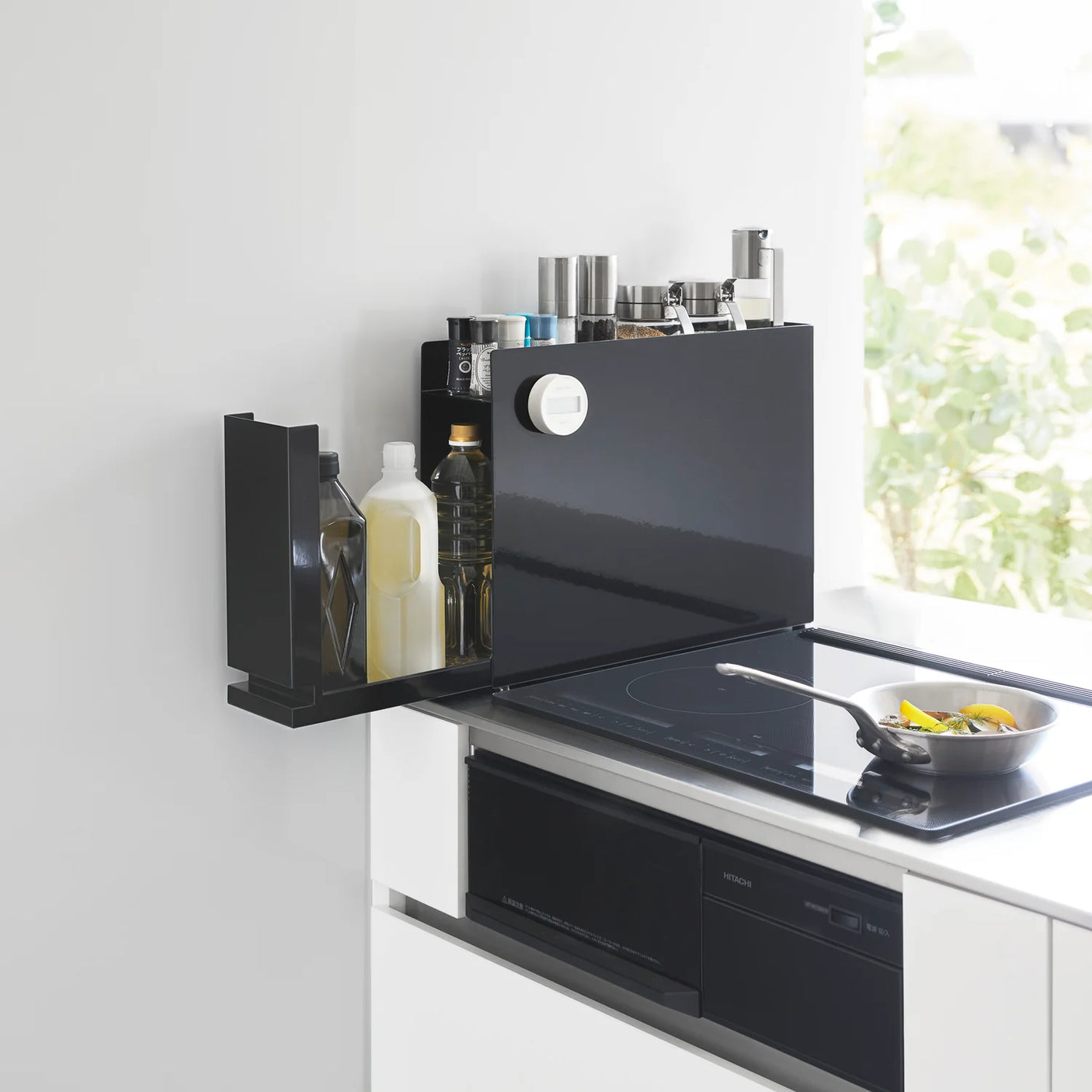 Kjøkkenorganizer i svart med plass til krydderglass og små beholdere