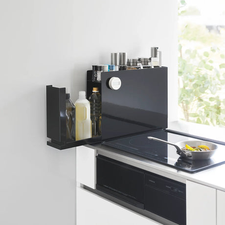 Kjøkkenorganizer i svart med plass til krydderglass og små beholdere