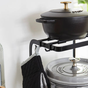 Grytestativ i svart stål med kroker til kjøkken og skap