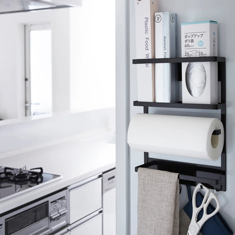 Svart magnetisk organizer til kjøkkenredskaper og kjøkkenpapir