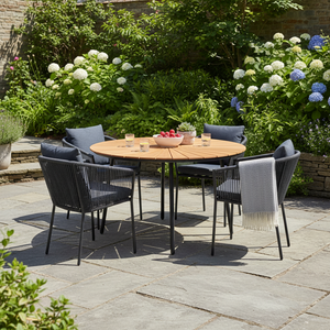 Hagesett med rundt teakbord og 4 stoler med sort tau og grå puter