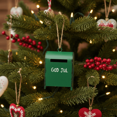 Julepynt med grøn postkasse og hvid tekst til klassisk julestemning