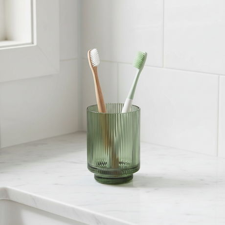 Närbild av vertikala riller i grönt glas