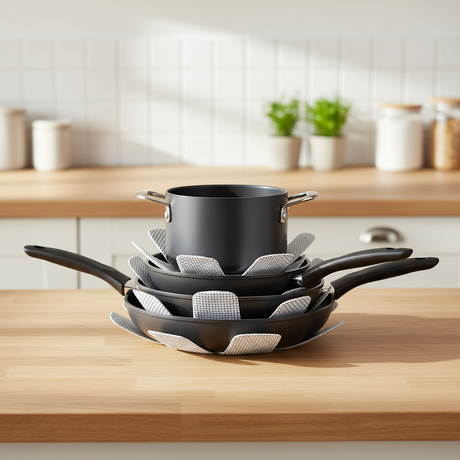 myk pannebeskytter mellom stekepanner i kjøkkenskap