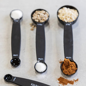 KitchenCraft måtskedar i original förpackning på vit bakgrund