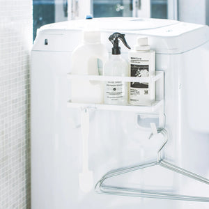 Hvit hylle til vaskemaskin med magnetfeste og oppbevaring