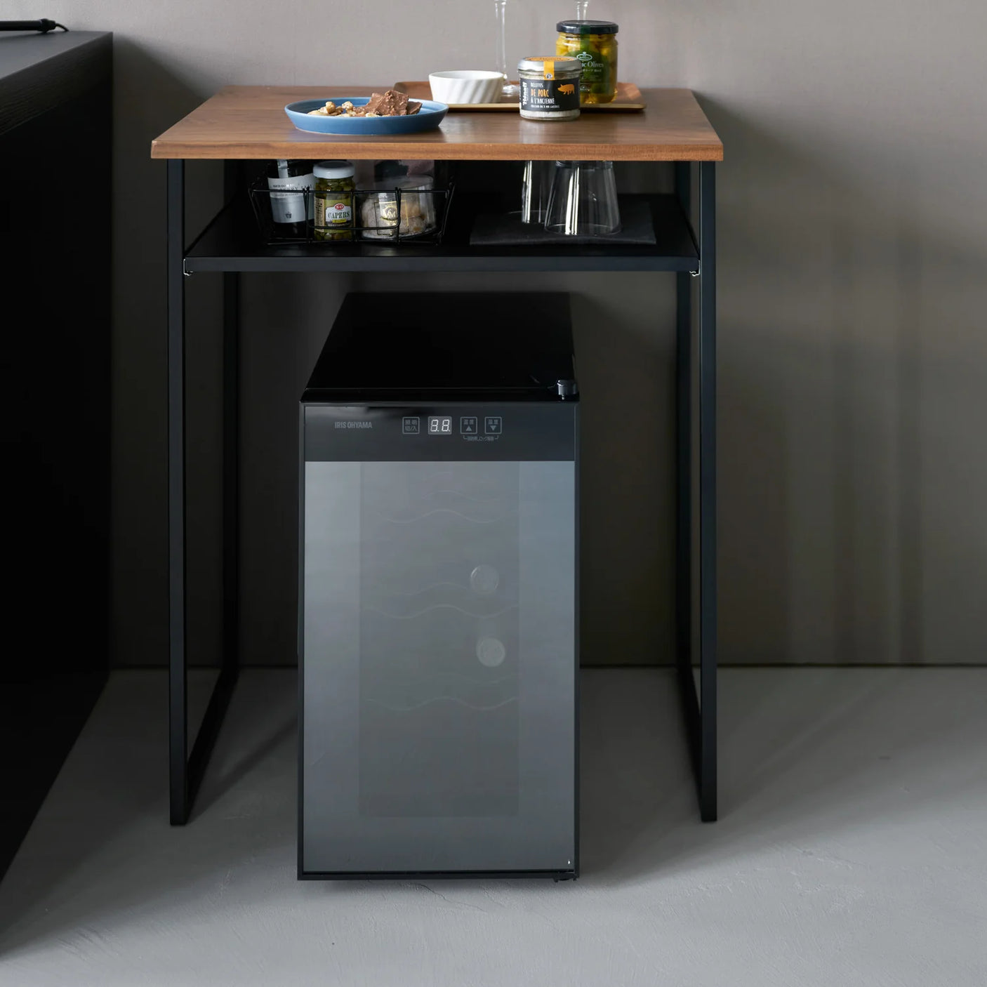 il stue, sidebord svart med treplate og kompakt bord til hjemmekontor.