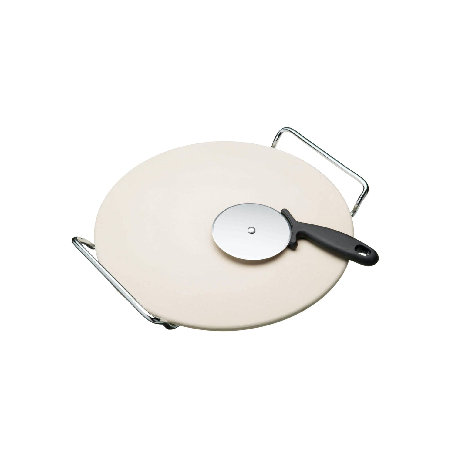 Pizzastein med ferdigstekt pizza servert på bordet