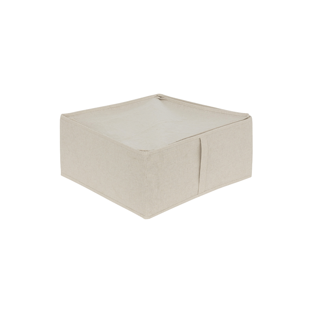 Beige oppbevaringsboks med lokk i tekstil, stiv modell med håndtak foran til oppbevaring av klær, sengetøy og tilbehør.